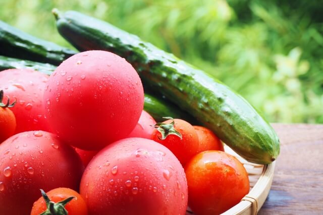 スイカとトマト・きゅうりを一緒に食べるときの注意点